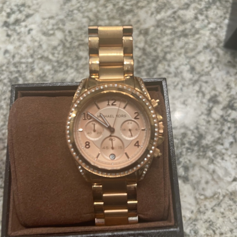 Rose gold have additional links